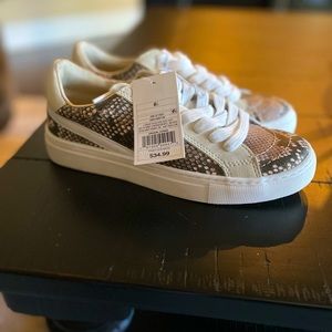 Universal Thread Sneakers Size 6 1/2 NWT